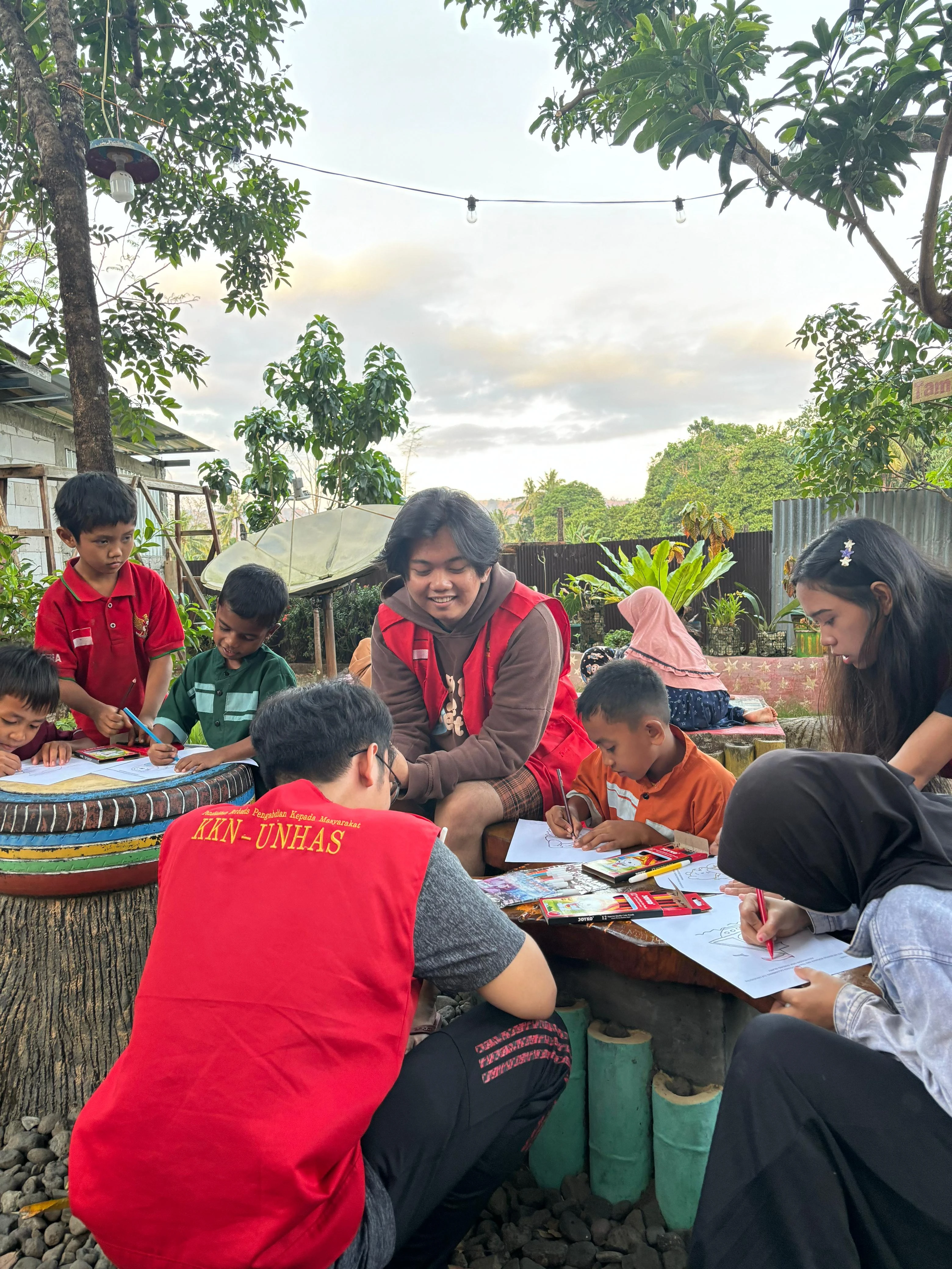 Mahasiswa KKN Tematik Literasi Universitas Hasanuddin membimbing anak-anak Desa Gunung Silanu dalam kegiatan menulis dan mewarnai harapan mereka, sebagai bagian dari peringatan Hari Anak Nasional 2024. Berlangsung di Perpustakaan Al Fauzan, kegiatan ini menjadi ruang ekspresi kreatif sekaligus sarana membangun fondasi literasi anak melalui pendekatan yang menyenangkan dan penuh makna. Kolaborasi ini didukung oleh Perpustakaan Nasional RI dengan penyediaan 1.000 buku bacaan bermutu. Kredit: Mahasiswa KKN Unhas Gelombang 114.